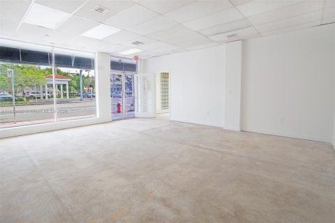 Propiedad comercial en venta en Hialeah, Florida № 1348425 - foto 11