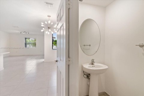 Villa ou maison à vendre à Hialeah, Floride: 3 chambres, 171.68 m2 № 1348393 - photo 15