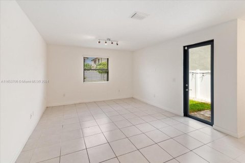 House in Hialeah, Florida 3 bedrooms, 171.68 sq.m. № 1348393 - photo 9