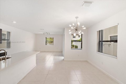 House in Hialeah, Florida 3 bedrooms, 171.68 sq.m. № 1348393 - photo 3