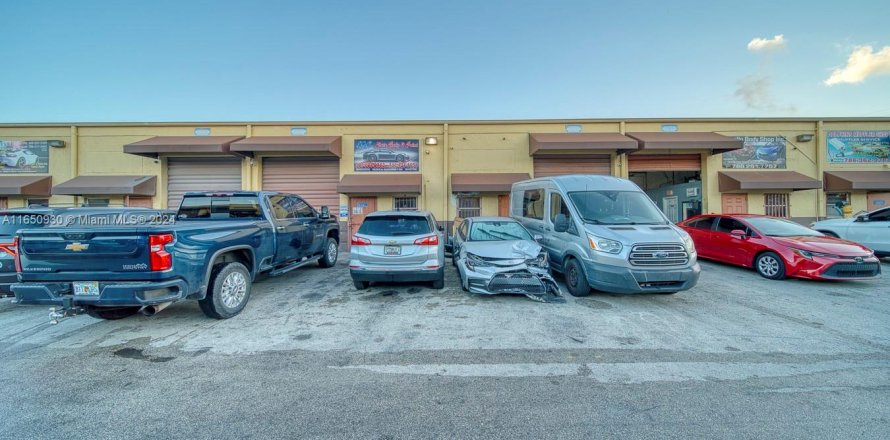 Commercial property in Hialeah Gardens, Florida № 1332727