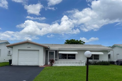 House in Plantation, Florida 2 bedrooms, 133.59 sq.m. № 1242526 - photo 1