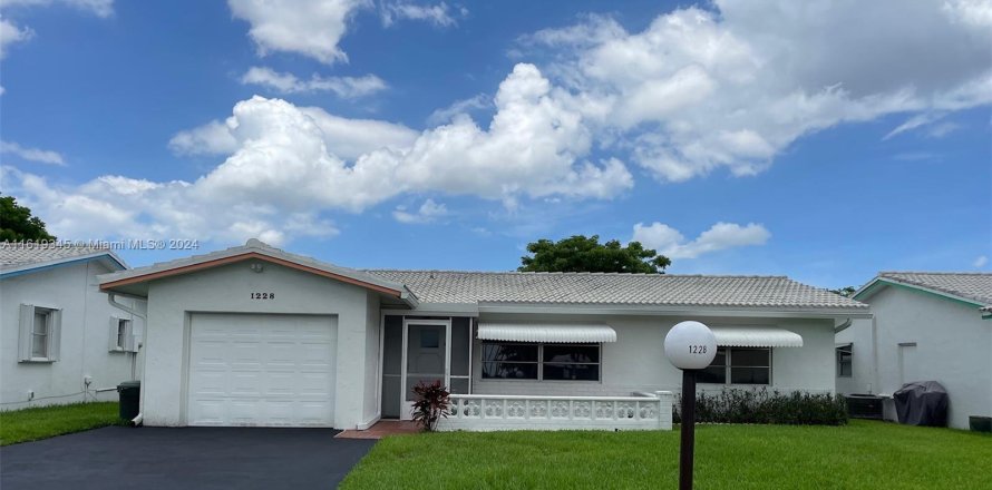 House in Plantation, Florida 2 bedrooms, 133.59 sq.m. № 1242526