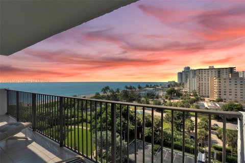 Condo in Hollywood, Florida, 2 bedrooms  № 1242477 - photo 1