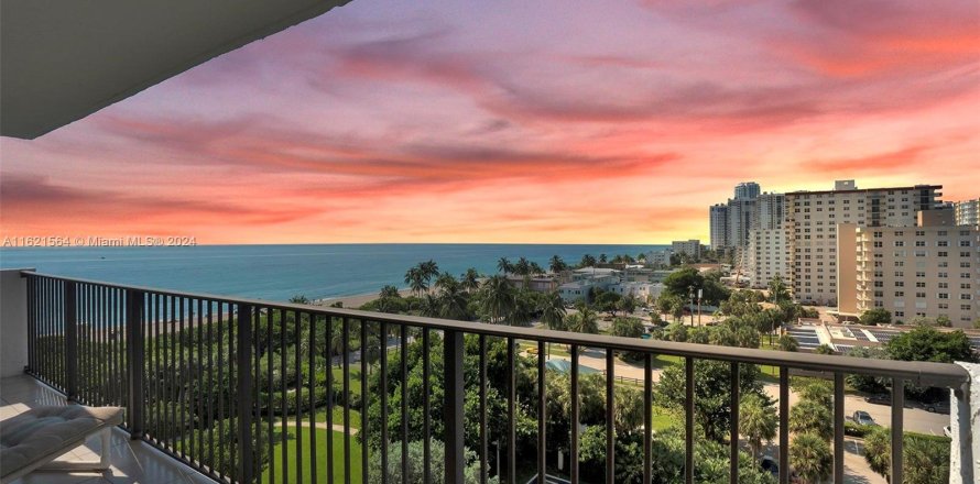 Condominio en Hollywood, Florida, 2 dormitorios  № 1242477