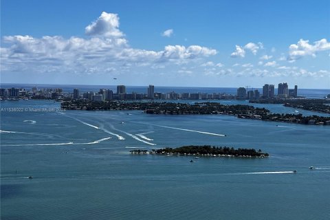 Condo in Miami, Florida, 5 bedrooms  № 1017889 - photo 1