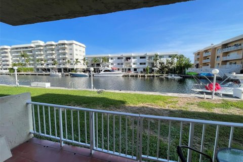 Condominio en venta en North Miami Beach, Florida, 2 dormitorios, 78.69 m2 № 1017892 - foto 12