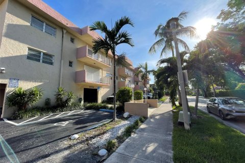 Купить кондоминиум в Норт-Майами-Бич, Флорида 2 спальни, 78.69м2, № 1017892 - фото 1