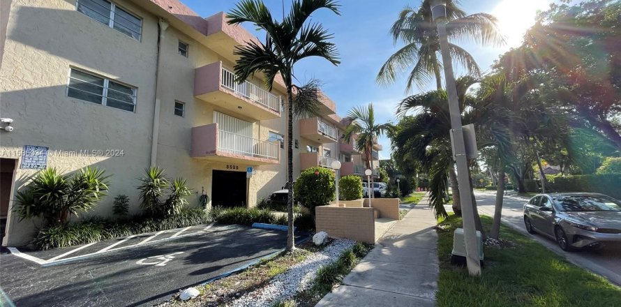 Condominio en North Miami Beach, Florida, 2 dormitorios  № 1017892