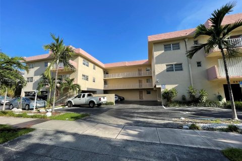 Condo in North Miami Beach, Florida, 2 bedrooms  № 1017892 - photo 2
