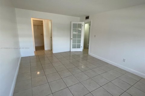 Condominio en venta en North Miami Beach, Florida, 2 dormitorios, 78.69 m2 № 1017892 - foto 20
