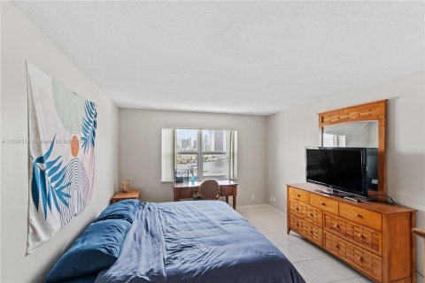 Condo in Hallandale Beach, Florida, 2 bedrooms  № 1271350 - photo 16