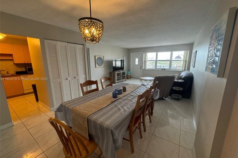 Copropriété à vendre à Hallandale Beach, Floride: 2 chambres, 111.48 m2 № 1271350 - photo 1