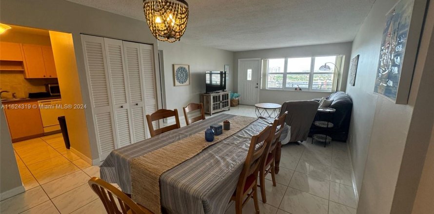 Condo in Hallandale Beach, Florida, 2 bedrooms  № 1271350