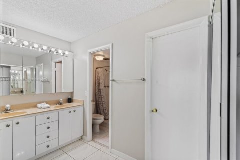 Condo in Hallandale Beach, Florida, 2 bedrooms  № 1271350 - photo 18