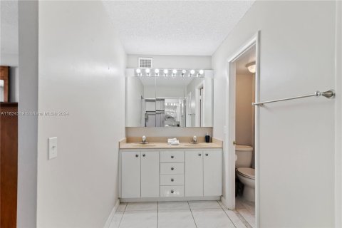 Condo in Hallandale Beach, Florida, 2 bedrooms  № 1271350 - photo 19