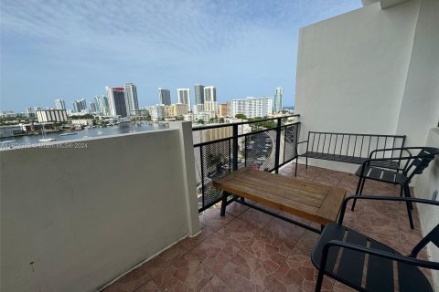 Condo in Hallandale Beach, Florida, 2 bedrooms  № 1271350 - photo 10