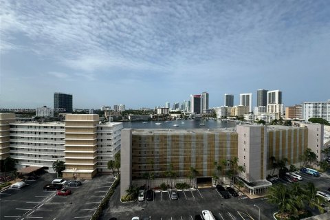 Condo in Hallandale Beach, Florida, 2 bedrooms  № 1271350 - photo 12