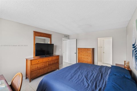 Condo in Hallandale Beach, Florida, 2 bedrooms  № 1271350 - photo 15