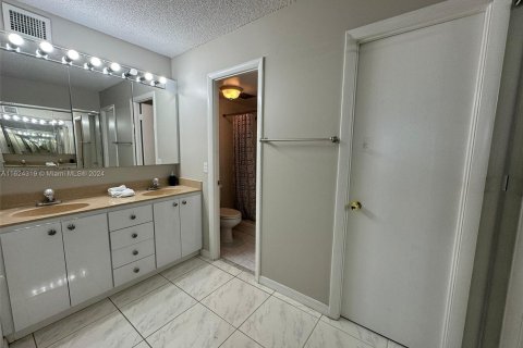 Condo in Hallandale Beach, Florida, 2 bedrooms  № 1271350 - photo 9