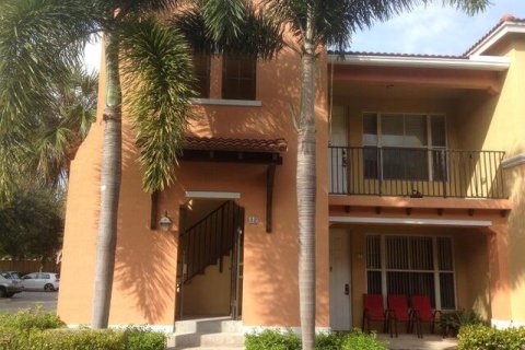 Condo in Palm Springs, Florida, 3 bedrooms  № 1231309 - photo 1