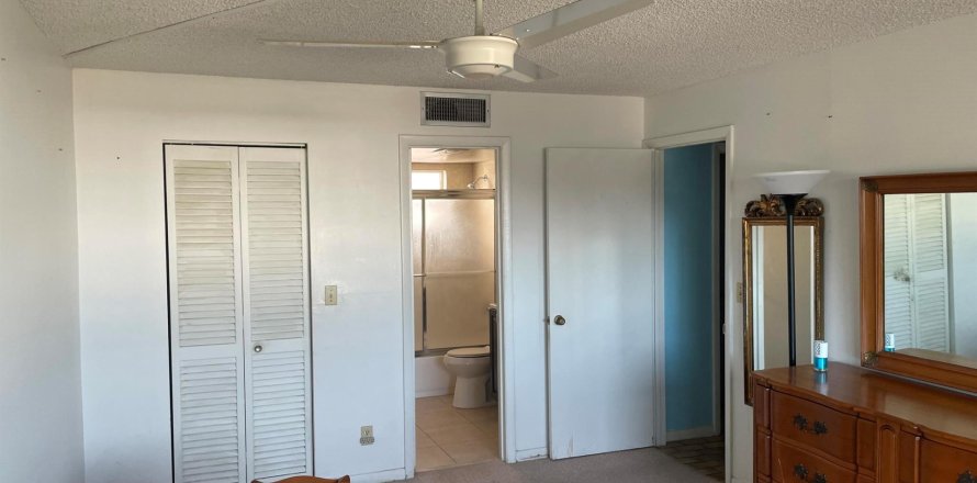 Condominio en Palm Springs, Florida, 1 dormitorio  № 1047619