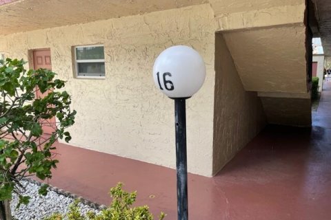 Condominio en venta en Palm Springs, Florida, 1 dormitorio, 83.7 m2 № 1047619 - foto 2