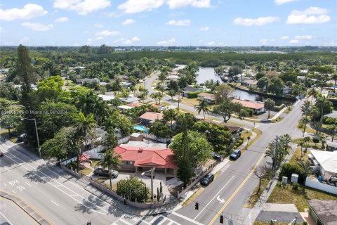 House in Wilton Manors, Florida 4 bedrooms, 183.3 sq.m. № 1158897 - photo 25