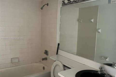 Condo in Miami, Florida, 2 bedrooms  № 1380353 - photo 14