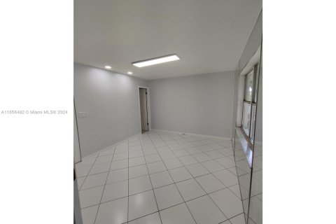 Condominio en venta en Lauderhill, Florida, 2 dormitorios, 111.48 m2 № 1360758 - foto 9