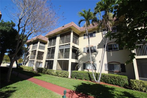 Condo in Pompano Beach, Florida, 1 bedroom  № 1018245 - photo 1