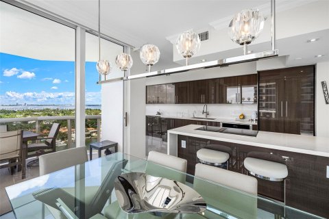 Condo in Miami Beach, Florida, 2 bedrooms  № 1384639 - photo 7