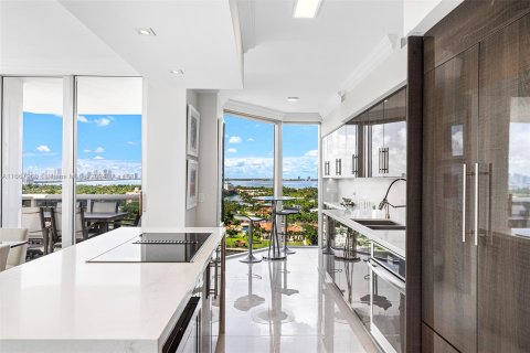 Condo in Miami Beach, Florida, 2 bedrooms  № 1384639 - photo 9