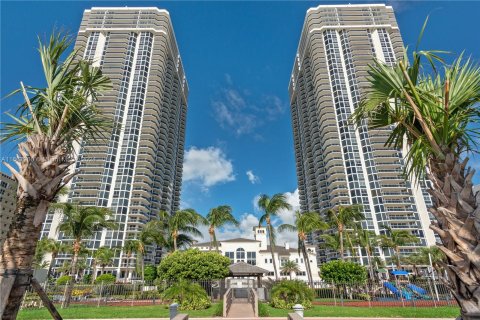 Condo in Miami Beach, Florida, 2 bedrooms  № 1384639 - photo 28