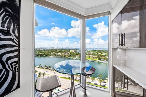 Condo in Miami Beach, Florida, 2 bedrooms  № 1384639 - photo 11