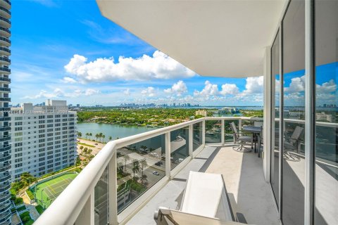 Condo in Miami Beach, Florida, 2 bedrooms  № 1384639 - photo 26