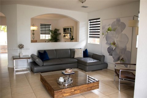 House in Miami, Florida 3 bedrooms, 187.66 sq.m. № 1384550 - photo 4