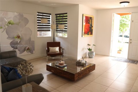 Casa en venta en Miami, Florida, 3 dormitorios, 187.66 m2 № 1384550 - foto 5