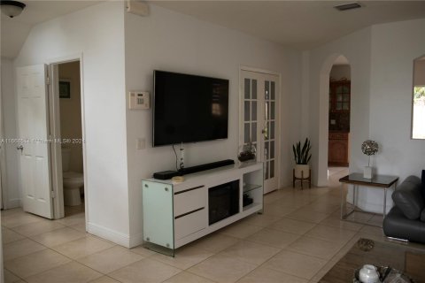 House in Miami, Florida 3 bedrooms, 187.66 sq.m. № 1384550 - photo 6