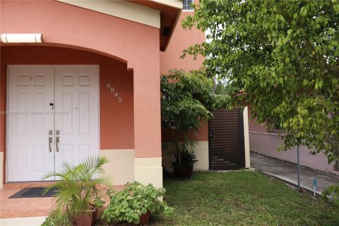 Casa en venta en Miami, Florida, 3 dormitorios, 187.66 m2 № 1384550 - foto 2