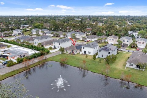 Villa ou maison à vendre à West Palm Beach, Floride: 4 chambres, 158.86 m2 № 1059932 - photo 2