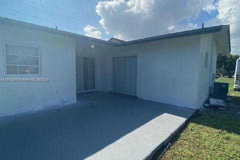 Casa en venta en Deerfield Beach, Florida, 3 dormitorios, 143.35 m2 № 1050699 - foto 4