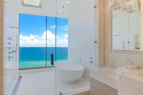 Condo in Sunny Isles Beach, Florida, 4 bedrooms  № 1306347 - photo 23