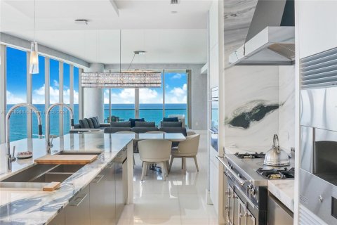 Condo in Sunny Isles Beach, Florida, 4 bedrooms  № 1306347 - photo 12