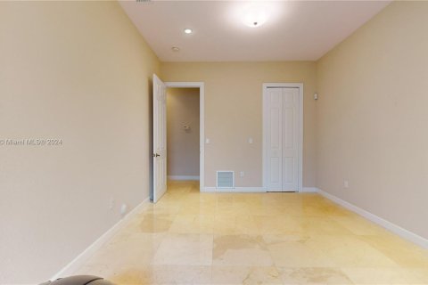 Casa en venta en Cutler Bay, Florida, 5 dormitorios, 438.22 m2 № 1050578 - foto 22