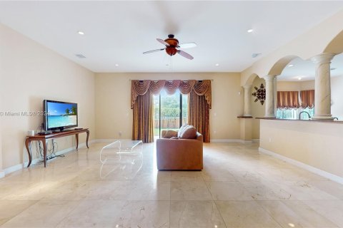 Casa en venta en Cutler Bay, Florida, 5 dormitorios, 438.22 m2 № 1050578 - foto 16