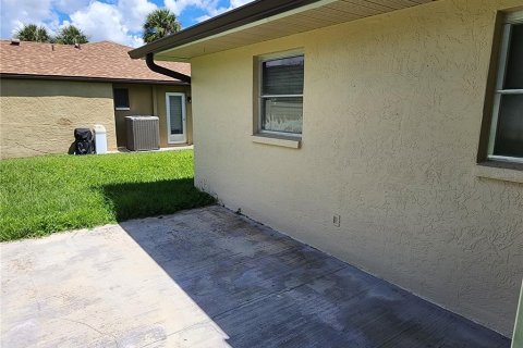 House in Port Charlotte, Florida 2 bedrooms, 86.96 sq.m. № 1338182 - photo 19