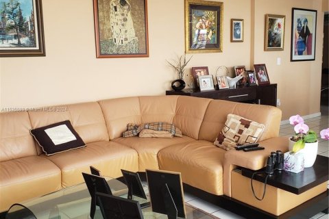 Condo in Aventura, Florida, 2 bedrooms  № 1017545 - photo 9