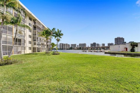 Condo in Aventura, Florida, 1 bedroom  № 1035307 - photo 19