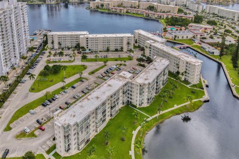 Condo in Aventura, Florida, 1 bedroom  № 1035307 - photo 1